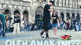Coba perhatikan apa yang akan di lakukan oleh anak ini ?