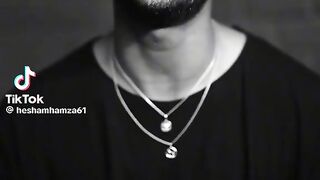 انا كل ليله بنام والحزن في سريري