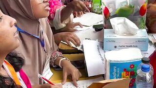 বন্যা প্লাবিতদের ১০ হাজার টাকা দিল এক ছাত্র ???? _