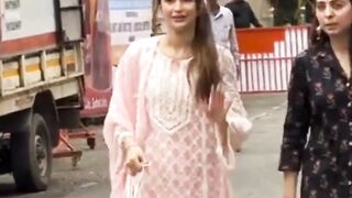 Anjini Dhawan At Andheri Cha Raja To Seek Blessing Of Ganpati Bappa Viral Masti Bollywood