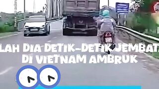 Detik-Detik jembatan ambruk