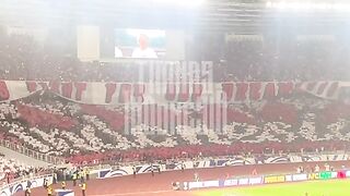Timnas Indonesia menyanyikan lagu kebangsaan Indonesia