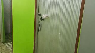 Sedang bercanda dengan teman sekolah