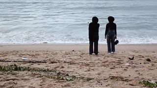 Sedang melihat ombak pantai