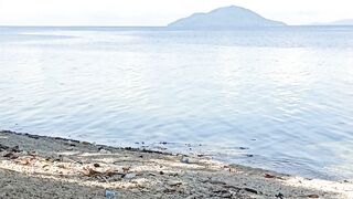 Menikmati pemandangan pantai