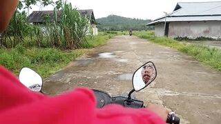 mencoba bermotor dijalanan sawah