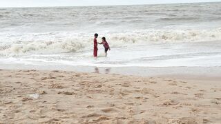 Bermain ditepi pantai