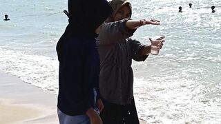 Bermain air dipantai
