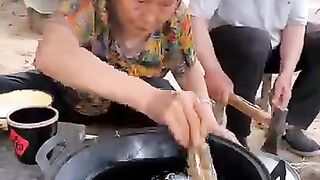 Chinese_burger_Grandpa_and_grandma_outdoor_dining(360p).