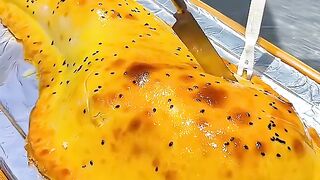 Memotong kue pei