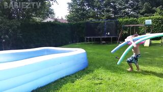 Essayez de ne pas exploser à cette compilation Funny BABIES and KIDS Water Fails 2017 2