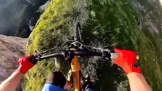 Sangat menantang bersepeda di atas curang gunung yang tinggi