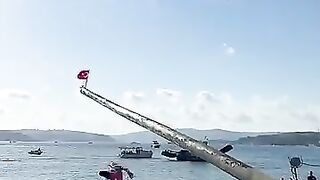 هل سيحصل أحد على العلم؟ ????.