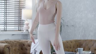 Wanita cantik melakukan peregangan dengan legging putih yang indah