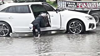 Tricks to keep your shoes from getting wet in the rain