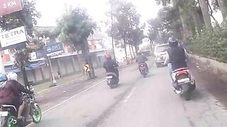 Suasana pagi diperjalanan berangkat kerja