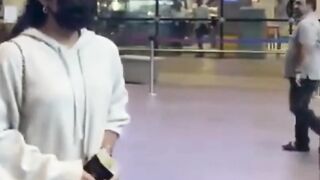 Rashmika Mandanna's Funny interaction with paps at airport #rashmikamandanna #shorts #viral #youtubeshorts #trending
