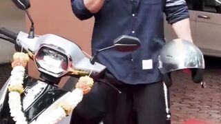 Arjun Kapoor's New Electric Scooter #arjunkapoor #shorts #viral #youtubeshorts #trending #shortvideo #ytshorts