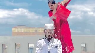 নামাজী লোকটা উপর গরম পানি ডালে।