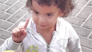 শিশু টি দেখুন রাস্তায় বসে কি করছে