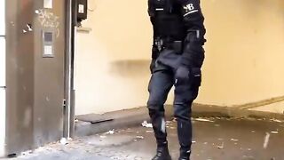 The tallest police officer ever ????‍♂️! أطول ضابط شرطة على الإطلاق ????‍♂️!