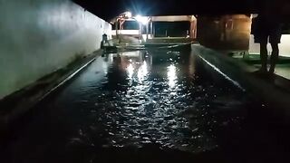 Bagi saya ngasih makan malam itu ikan lele itu WAJIB, soalnya terbukti lele cepat besar
