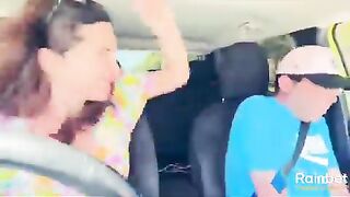 This streamer was bullying her assistant until he had enough