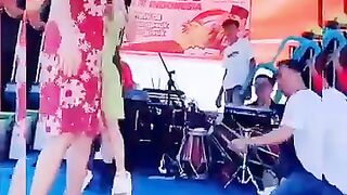 When he was dancing, his wife discovered he was angry#dancing#fun