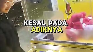 Seorang kakak kesal karena adik nya memencet tombol Tanpa sepengetahuan kakak nya