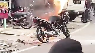 Pria ini melakukan tutorial cara mengatasi Tanki motor yang terbakar