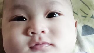 Bayi yang lucu dan comel