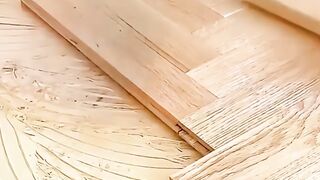 German carpenters lay solid wood , showing  skills, the environment. #Solid wood flooring #Wood flooring installation #Woodworking skills