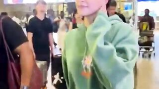 Ananya Panday avoids paps at the airport #ananyapanday #short #youtubeshort #shorts #trending #viral #shortvideo