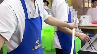 The guy who makes Lanzhou Ramen is very skilled