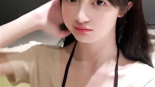 Adek mau boneka gak?