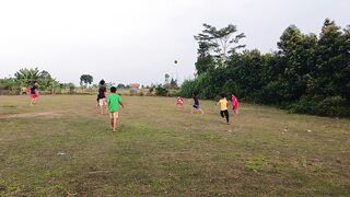 Keseruan anak kampung main bola