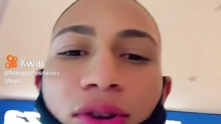 Menino cantando no shopping