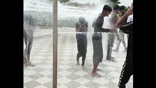واٹر پارک میں شاور