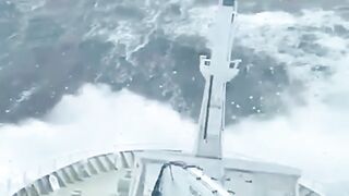 How Dangerous Is That Massive Wave Behind the Cruise Ship? #ship  #dangerouswaves  #massivewave e