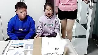妈妈不让看手机，幸好我俩聪明，手机果然没被发现????_#搞笑视频(480p).