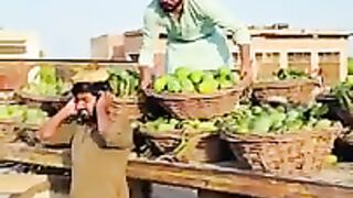 Andhey Ne Kis Cheez Ky Doodh Ki Chaye Pila Di