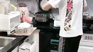 清晨起来，三胞胎爸爸忙碌的一天又开始了
