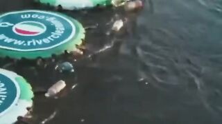 Ces bouées géantes permettent de nettoyer les cours d'eau