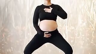 kareena kapoor 5 month pregnant doing yoga.