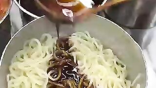 $1.2 USD SICHUAN STYLE NOODLES WITH PICKLED VEGETABLES TOPPINGS #chinesefood #streetfood #shorts