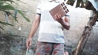 eu,joga o tijolo pra cima e pega no dente