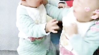 جڑواں بچوں کی لڑائی