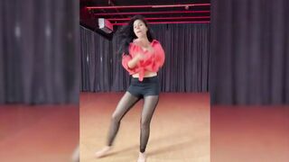 Indian Girl Nidhi Kumar Dance