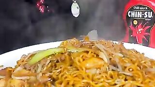 MAGGI GORENG UNDER $5 #SHORTS #MALAYSIA #COOKING #WOK