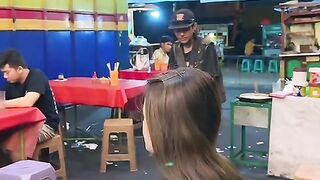 Nyautin pengamen lagi nyanyi